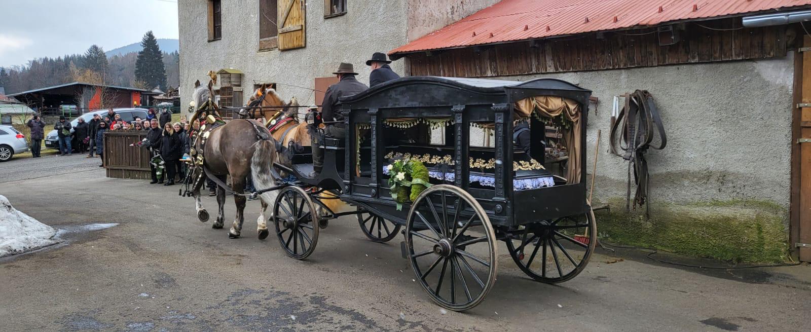 Převozový vůz a květiny