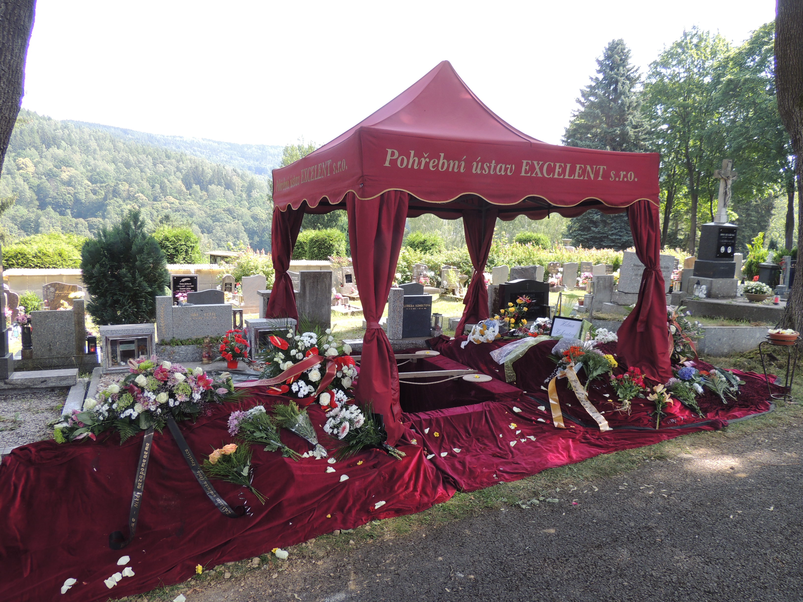 Pietní prostředí hřbitova